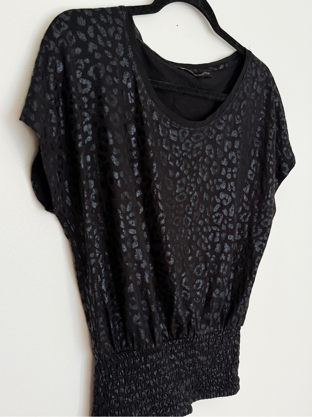 White House Black Market Black Leopard-Print Short Sleeve Shiny Top XS - Picture 3 of 4
